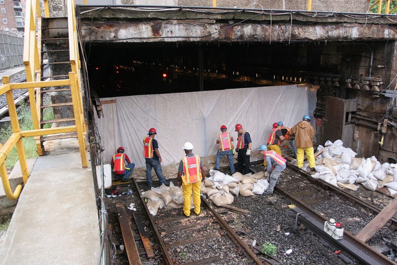 Workers build a sea wall in Harlem. (Courtesy MTA / Leonard Wiggins)