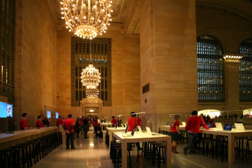Apple moves into the Lexington Avenue balcony overlooking Grand Central (Stoelker/AN).