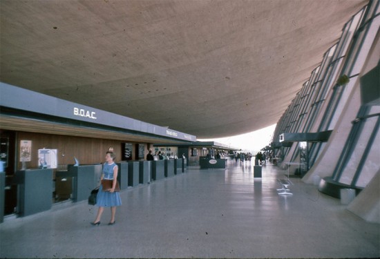 Inside Dulles Airport in 1964. (Courtesy BamaLawDog / Flickr)