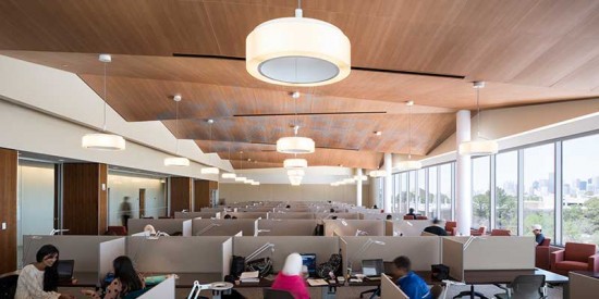 280 custom-fabricated ceilings panels are installed across 18 planes at the University of Houston's Quiet Hall. (Ryan Gobuty/Gensler)