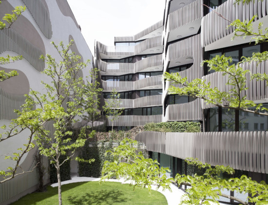 The apartments face an interior courtyard, where balconies open up the facade. (Ludger Paffrath for Euroboden)