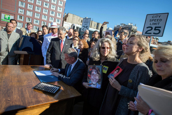 Mayor de Blasio signing 25mph legislation. (NYC Mayor's Office) 