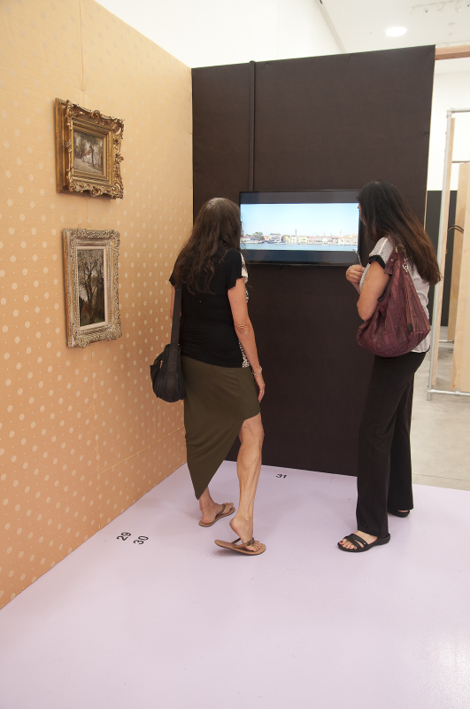Gilt-framed paintings and high-tech works sit side by side. (ESMoA)