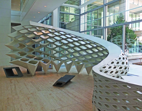 The serpentine steel screen is composed of hundreds of uniquely shaped cells. (Courtesy Arktura)