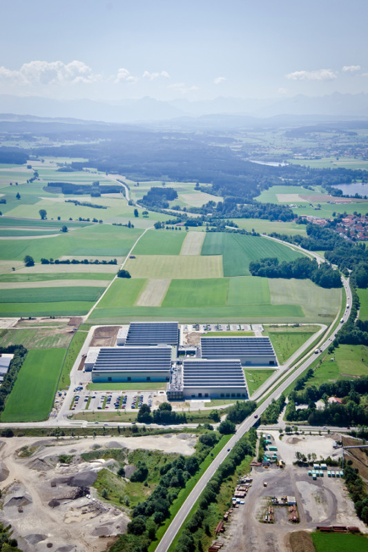 The factory is located in the Bavarian countryside, with a view south to the Alps. (Ina Reinecke)