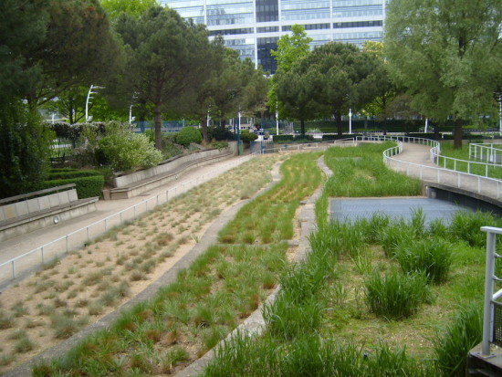 Jardin Atlantique, a rooftop park over the Gare Montparnasse railway station in Paris (Courtesy Wikimedia Commons)