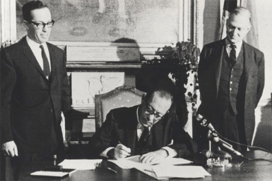Mayor Robert F. Wagner signing the landmarks law, 1965. (Margot Gayle, Courtesy New York Preservation Archive Project)