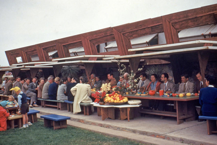Easter dInner outside the drafting studio at Taliesin West, 1949 (Courtesy Frank Lloyd Wright Foundation Archives, MoMA, Avery Architectural & Fine Arts Library at Columbia University