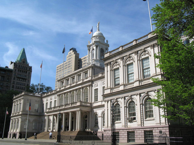 New York City Hall (Momos / Wikimedia Commons)