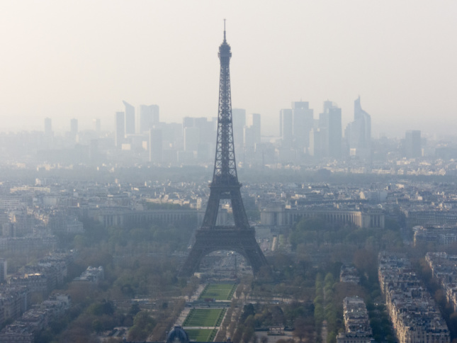Paris pollution five years ago. (Courtesy Alberto Hernández / Flickr)