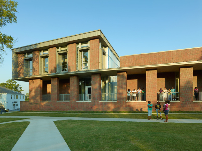 The Bennie G. Thompson Academic & Civil Rights research Center, at Tougaloo College in Jackson, Mississippi, is filled with spaces where students can gather and work. (©Timothy Hursley)
