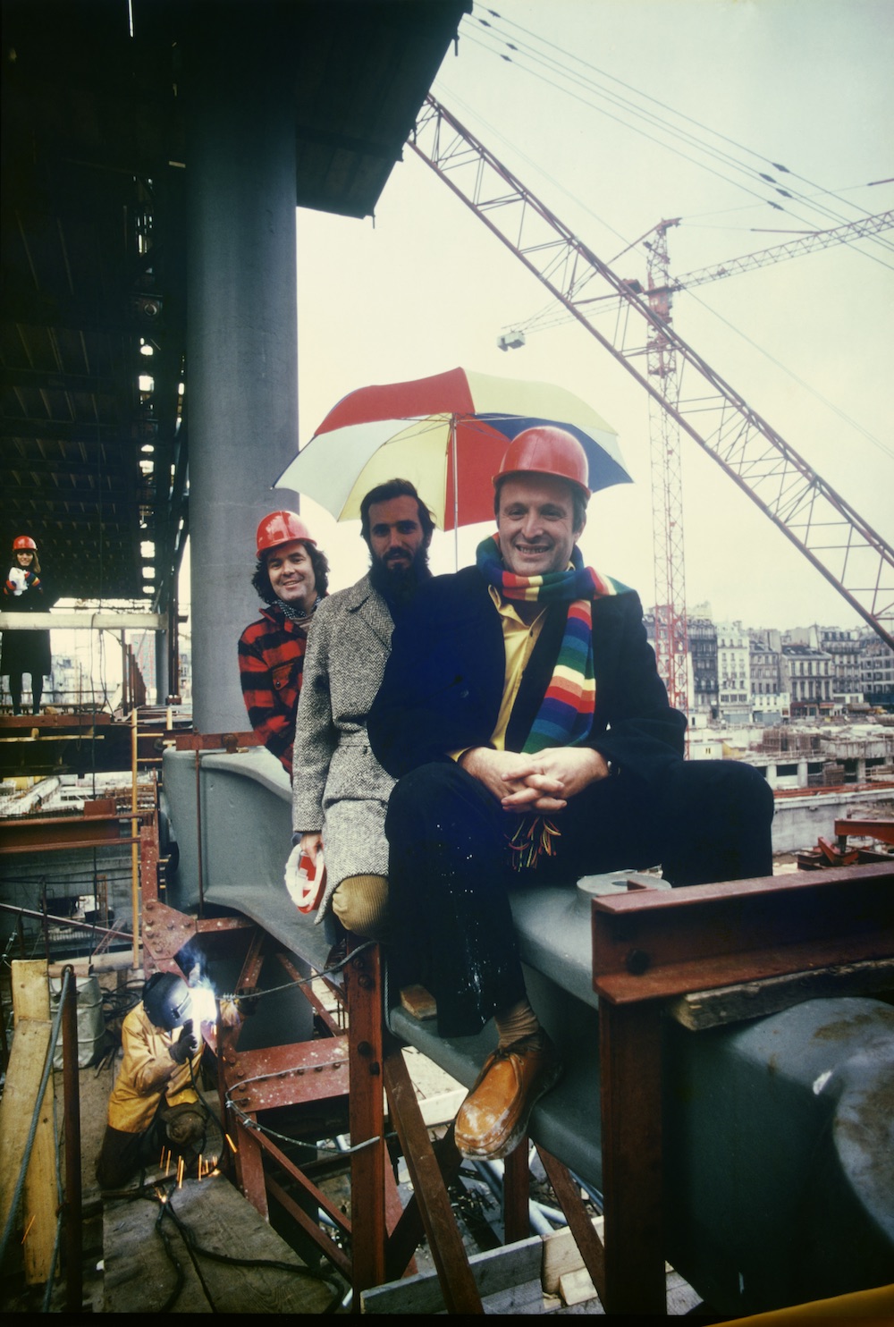 The Pompidou Centre during construction - Richard Rogers, Renzo Piano and Peter Rice, with Ruth Rogers in background. (Tony Evans/Courtesy ARUP)