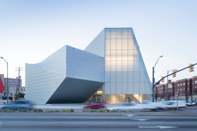 View of the Institute for Contemporary Art at VCU Belvidere Street entrance at dusk. (Iwan Baan)