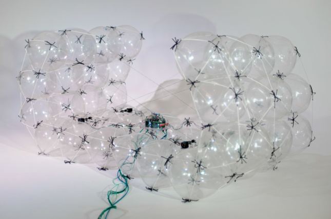 Cellular.Logic is made up of a matrix of pneumatic vinyl spheres that mimic the movement of a neuron, locked together in a weave of rubber nodes and fiberglass rods.