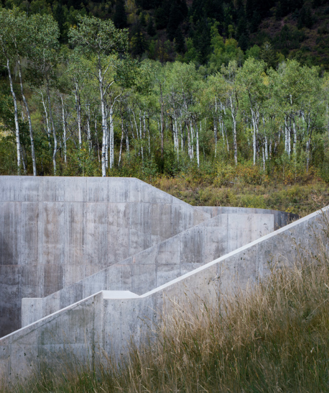 Madderlake constructed a concrete impact wall that’s sculpted into the hillside. It provides additional support for the steel-framed structure in case of an avalanche.