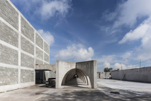 Photo of the concrete brutalist building for the State of Mexico Boys and Girls Club (Club de Niños y Niñas del Estado de México)