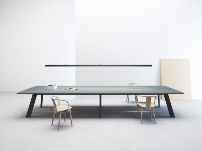 Jetty Table Abstracta