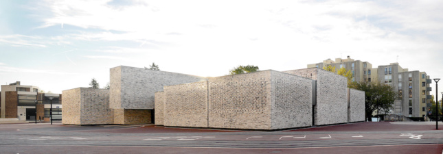 Photo of the Elancourt Music School's brick exterior