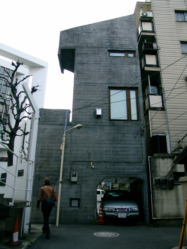Photo of a narrow concrete house in Tokyo