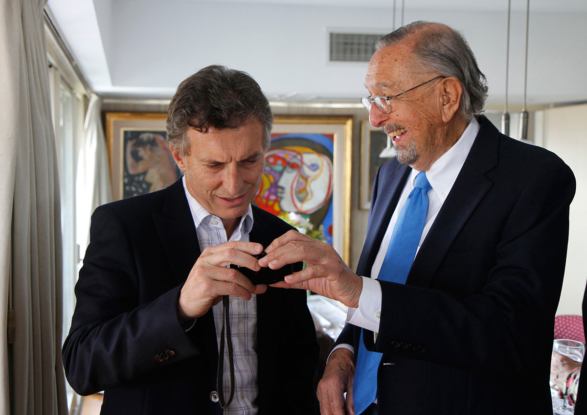 Image of two men looking at camera, with César Pelli on the right