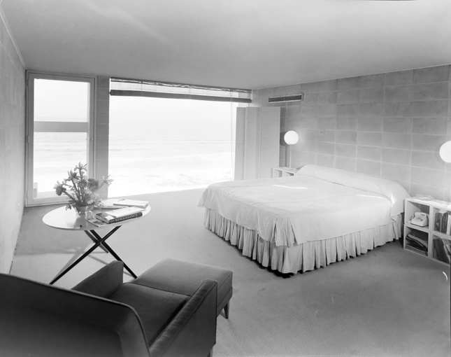 Interior photo of a modernist bedroom