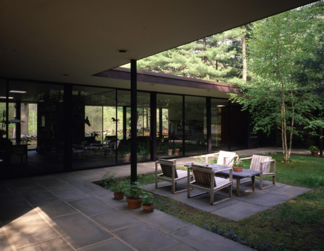 Photo of a modernist patio