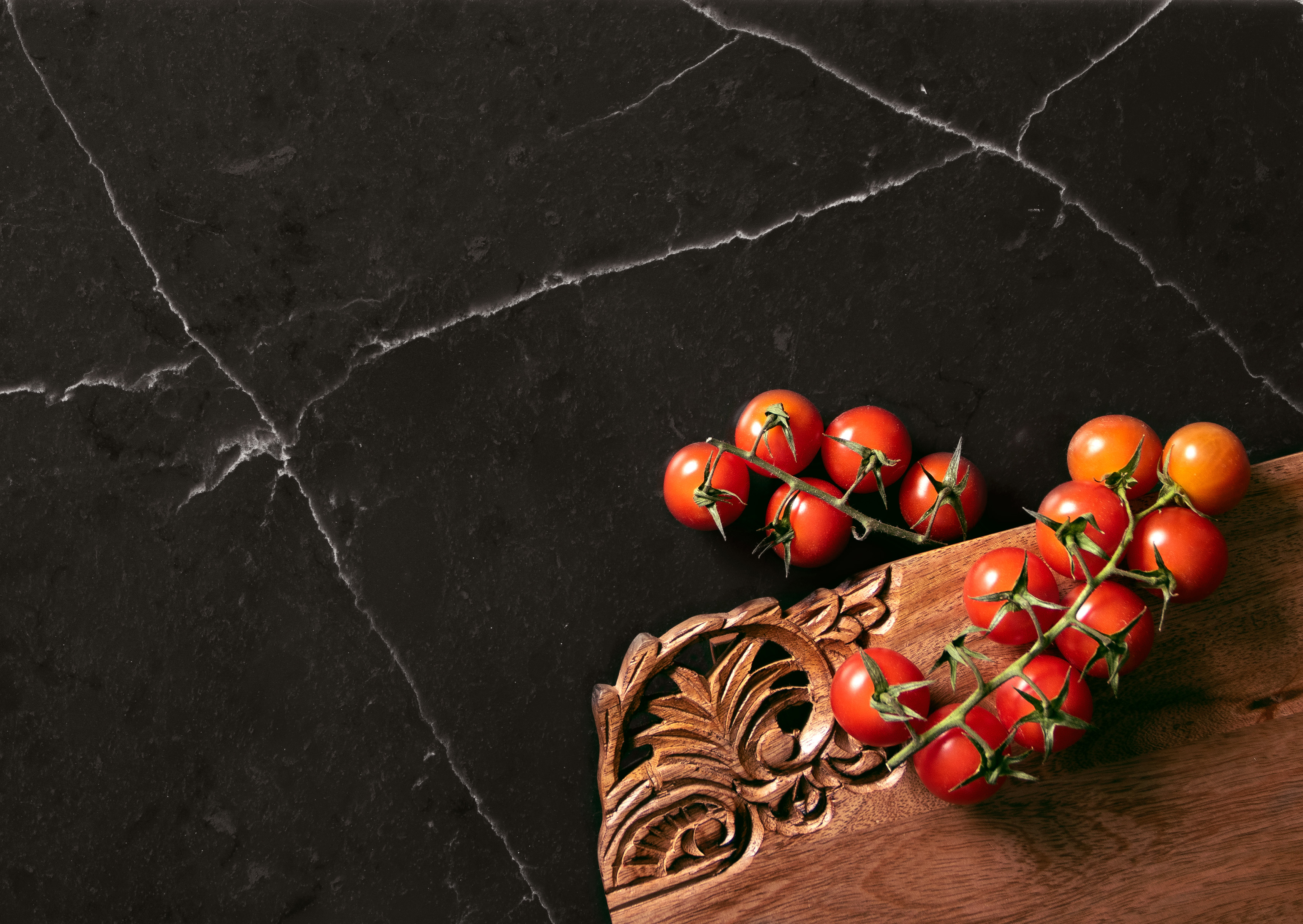Berries and a wooden cutting board placed on top of a quartz surface from Wilsonart