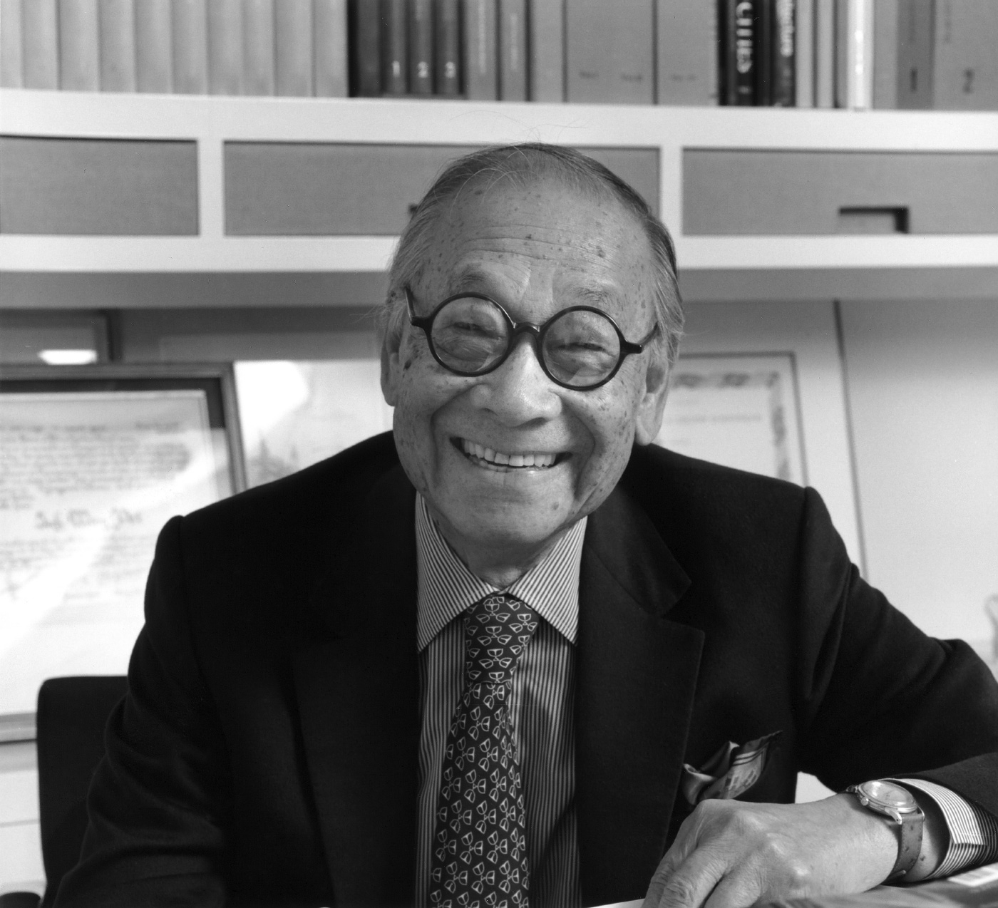 Photo an elderly Chinese man, I. M. Pei, in black and white
