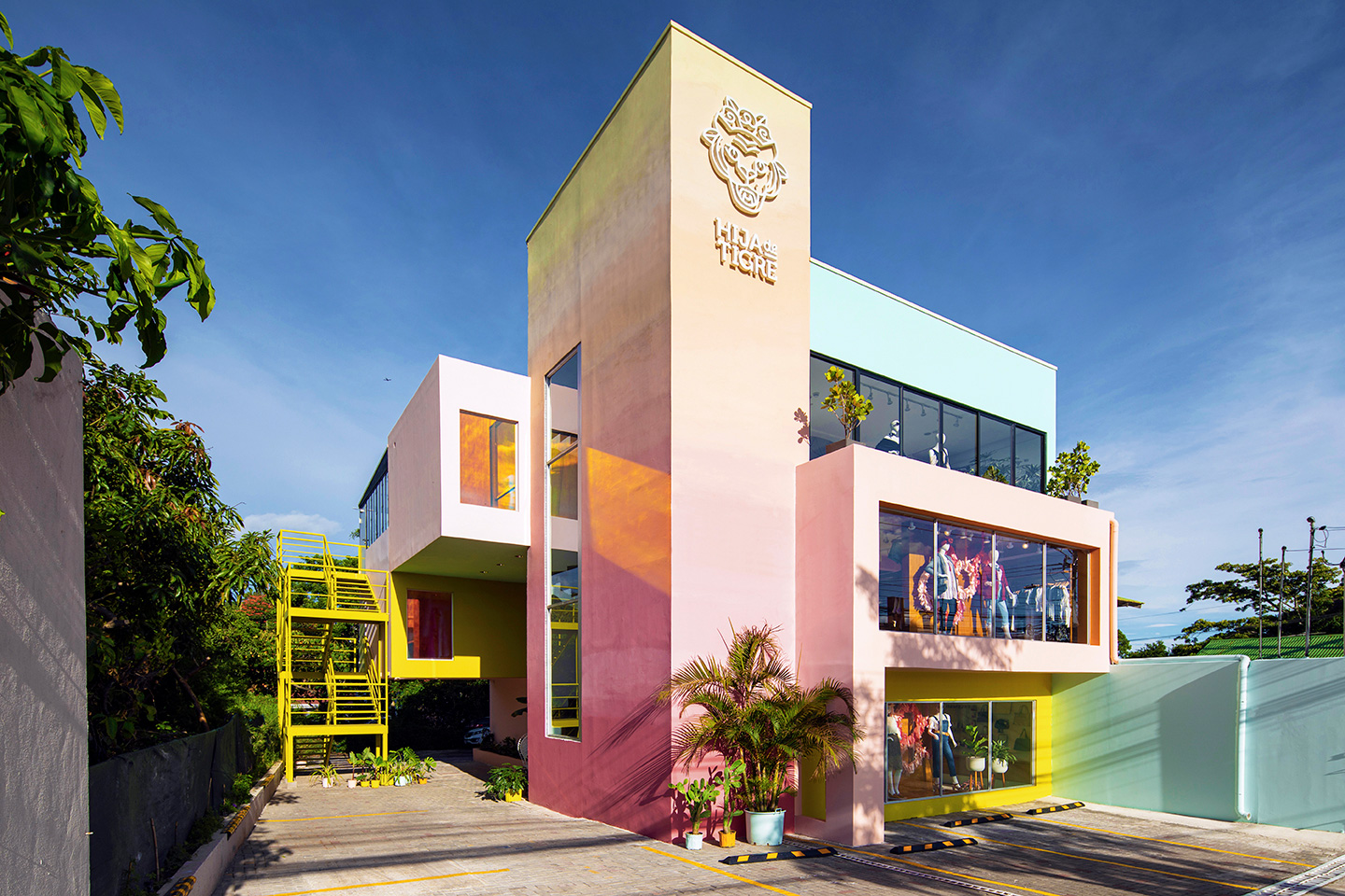 An ombre pink-to-orange building with the words Hija de Tigre on it