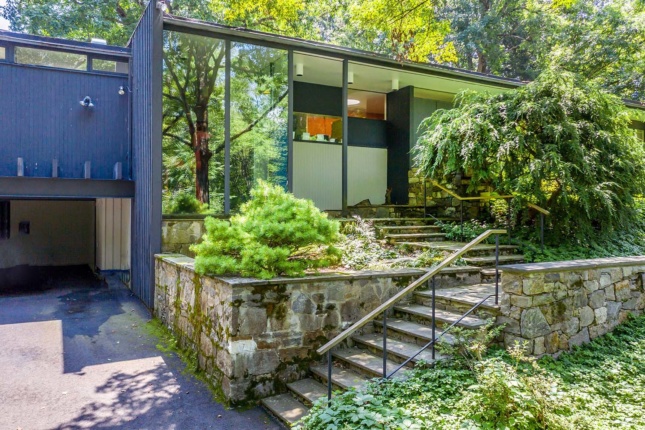 A house designed by Richard Neutra in Connecticut.