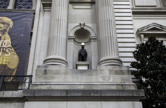 Facade of The Metropolitan Museum of Art with a sculpture in its niche