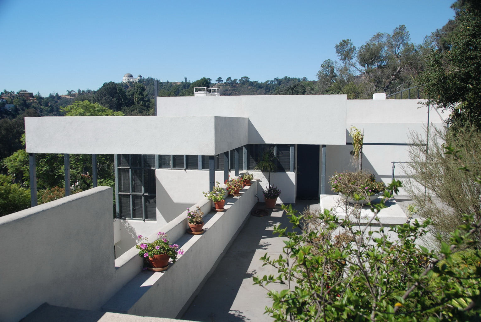 Exterior of a white boxy building, the Lovell House, in California