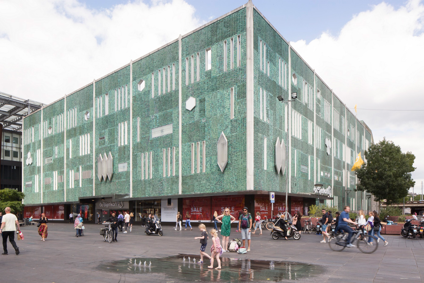Photo of a Gio Ponto-designed department store with crystalline facade