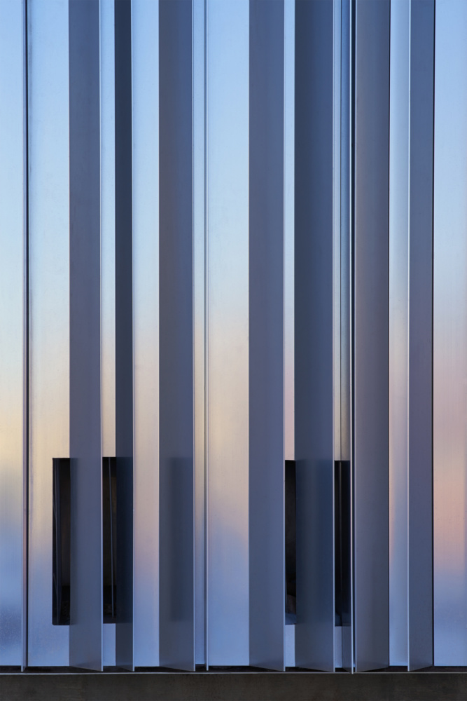 A vertical array of aluminum fins