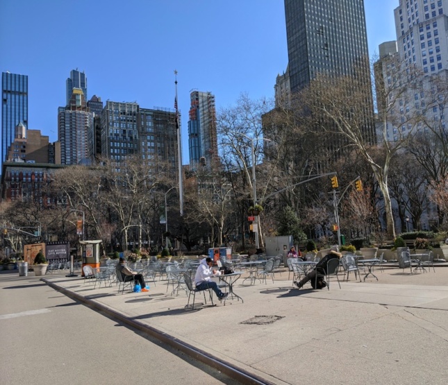 social distancing in a Manhattan Park during the time of coronavirus