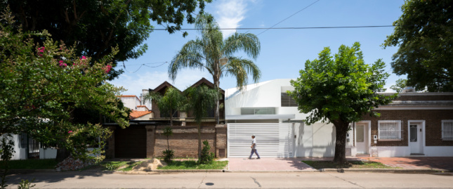 Exterior panorama of an all-white house designed by Spinagu
