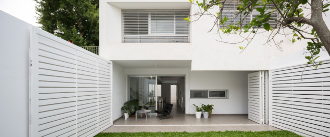Looking into an all-white home designed by Spinagu