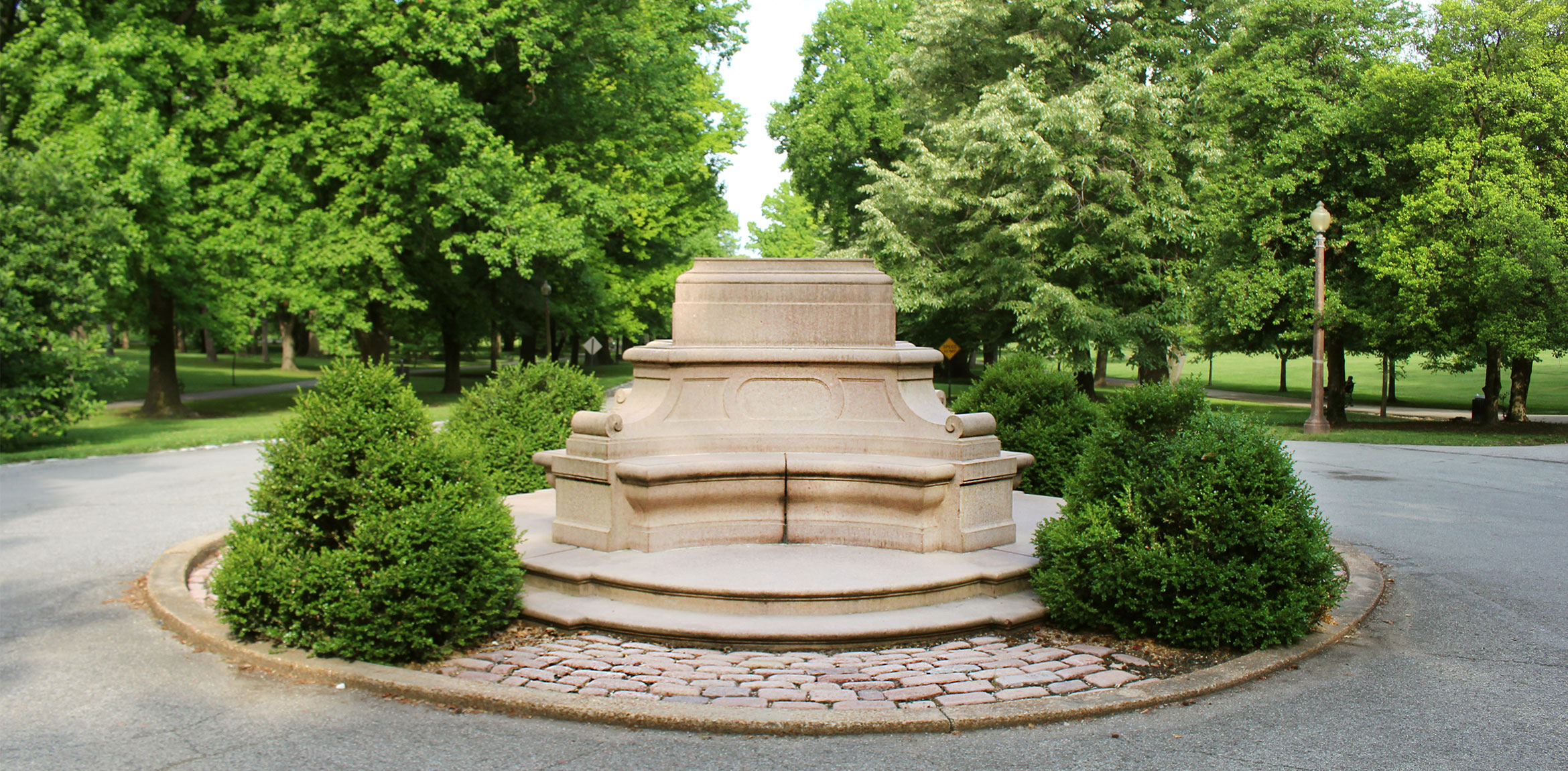 a statue-less plinth