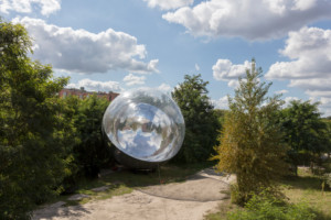 A mirrored balloon for Moving Atmospheres in a field