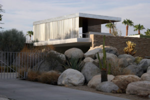 a modernist home in the desert