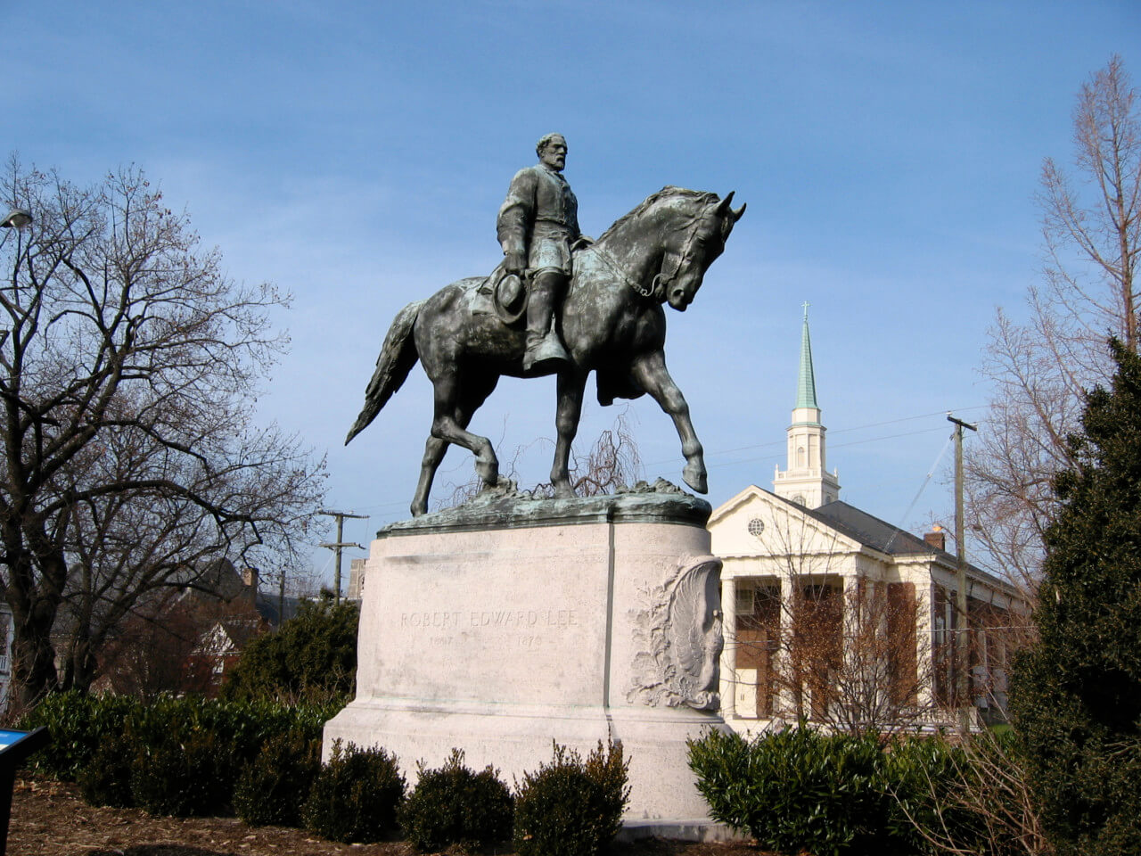 A statue of robert e. lee in charlottesville in 2006.