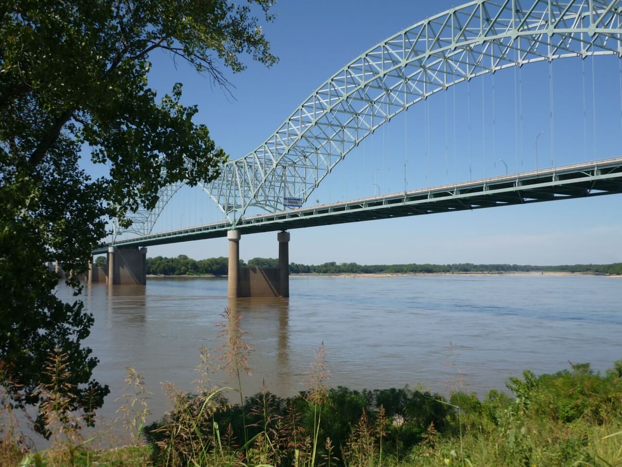 a bridge crossing the Mississippi River, the Hernando de Soto Bridge