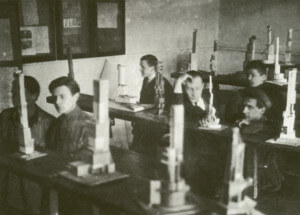 A black and white photo of Vkhutemas students in a classroom learning about tower design