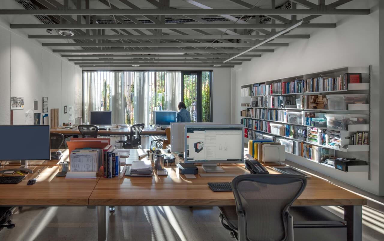 interior collaboratiev work space with natural light