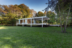 The edith farnsworth house, two white slabs sandwiching a glass room