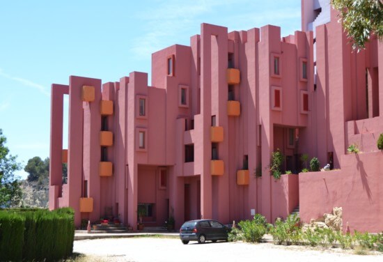 La Muralla Roja، طراحی شده توسط ricardo bofill، مجموعه ای قرمز روشن از برج ها