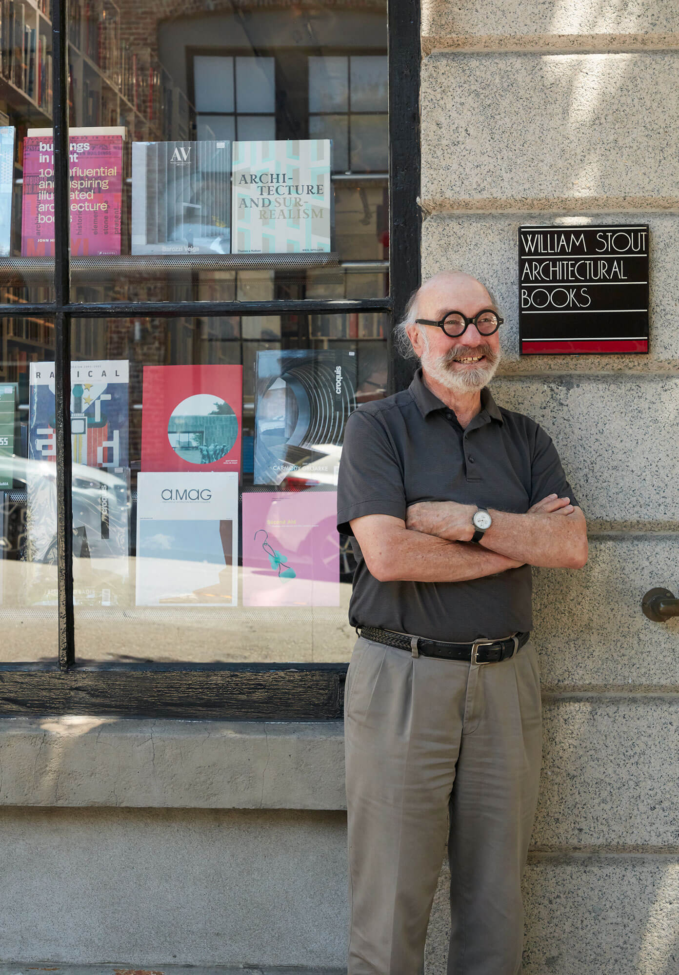 کتابفروش ویلیام تنومند بیرون از فروشگاه همنام خود در سان فرانسیسکو