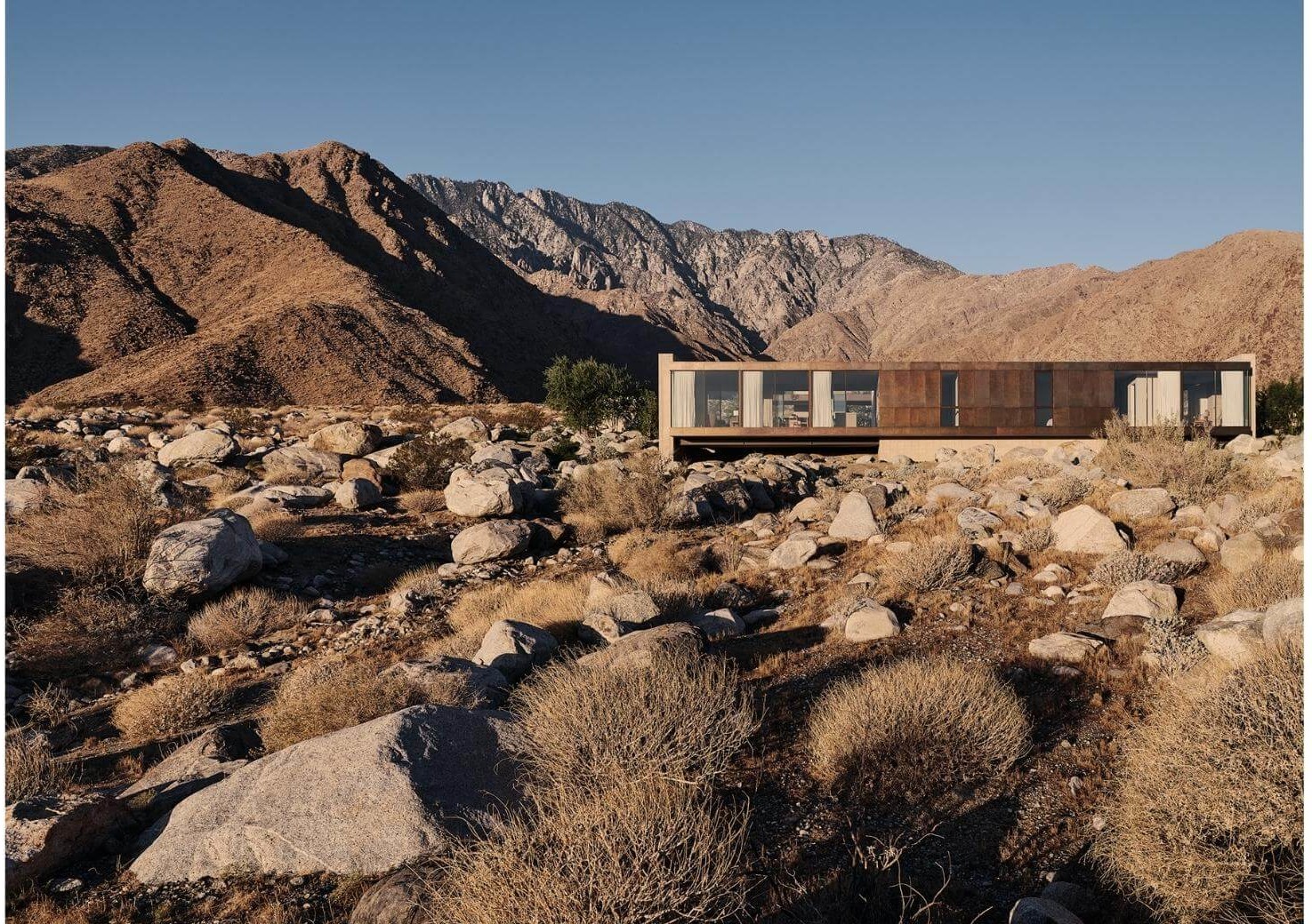 a modenrist home in the desert