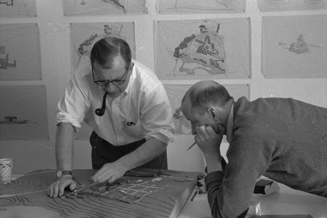 black and white photo of eero saarinen and kevin roche