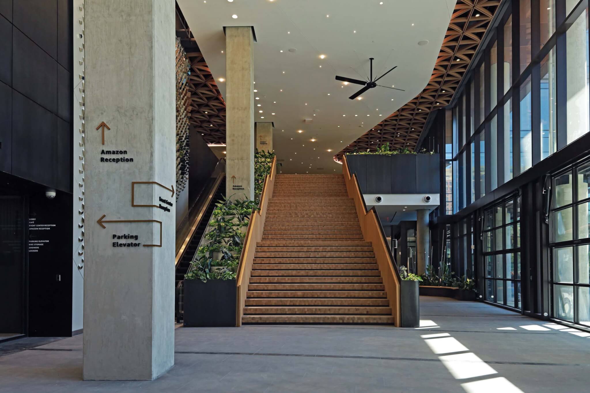 راه پله داخلی در یک ساختمان اداری